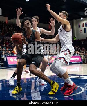 Moraga, CA États-Unis 11 janvier 2020. A. Santa Clara Broncos garde Jalen Williams (24) lutte pour la position dans la peinture pendant le match de basket-ball pour Homme NCAA entre Santa Clara Broncos et les Gaels de Saint Mary 67-66 gagner au Pavillon McKeon Moraga Calif. Thurman James/CSM/Alay Live News Banque D'Images