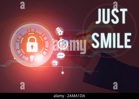 Main conceptuel écrit montrant juste sourire. Sens concept suppose une expression faciale indiquant le plaisir ou amusement Banque D'Images