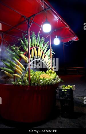 De vendeurs d'aliments de rue libanais grillés vente et bouillie de maïs, haricots, lupin salé et ful (fèves) sur la Corniche de Beyrouth. Banque D'Images
