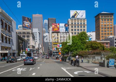 Vue sur les bâtiments et les visiteurs de Union Square, San Francisco, Californie, États-Unis, Amérique du Nord Banque D'Images