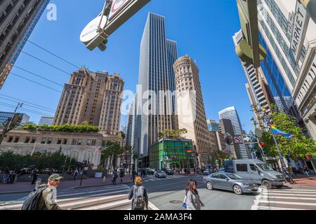 Scène de rue et grands bâtiments sur Post Street dans le centre-ville, San Francisco, Californie, États-Unis, Amérique du Nord Banque D'Images