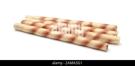 Rouleaux de gaufre avec chocolat isolé sur fond blanc Banque D'Images