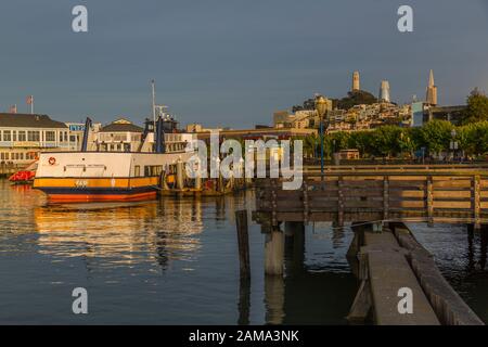 Vue sur la tour et l'embarcadère de Coit à Fishermans Wharf près du coucher du soleil, San Francisco, Californie, États-Unis d'Amérique, Amérique du Nord Banque D'Images