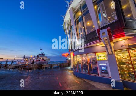 Vue sur les boutiques et restaurants de l'embarcadère 45 au crépuscule, San Francisco, Californie, États-Unis d'Amérique, Amérique du Nord Banque D'Images