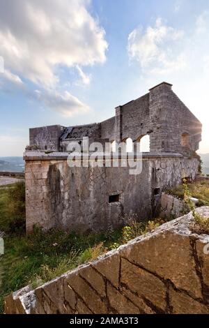 Ruines du Fort Mollinary, une structure militaire construit par les Autrichiens au 19e siècle. Monte, province de Vérone, Vénétie, Italie, Europe. Banque D'Images