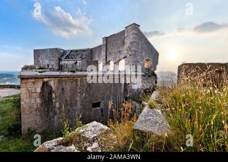 Ruines du Fort Mollinary, une structure militaire construit par les Autrichiens au 19e siècle. Monte, province de Vérone, Vénétie, Italie, Europe. Banque D'Images