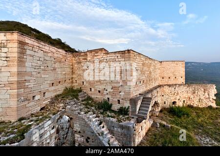 Ruines du Fort Mollinary, une structure militaire construit par les Autrichiens au 19e siècle. Monte, province de Vérone, Vénétie, Italie, Europe. Banque D'Images