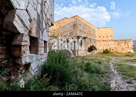 Ruines du Fort Mollinary, une structure militaire construit par les Autrichiens au 19e siècle. Monte, province de Vérone, Vénétie, Italie, Europe. Banque D'Images