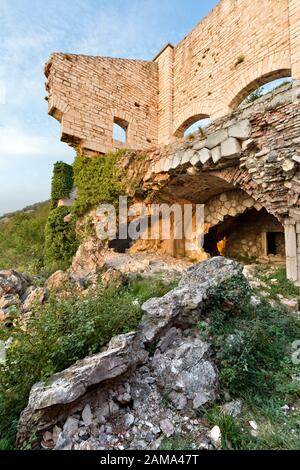 Ruines du Fort Mollinary, une structure militaire construit par les Autrichiens au 19e siècle. Monte, province de Vérone, Vénétie, Italie, Europe. Banque D'Images