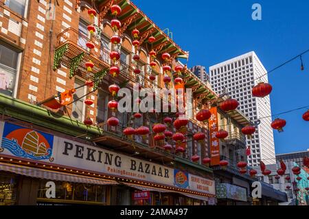 Vue de la rue à la décoration traditionnelle dans le quartier chinois, San Francisco, Californie, États-Unis d'Amérique, Amérique du Nord Banque D'Images