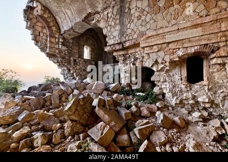 Ruines du Fort Mollinary, une structure militaire construit par les Autrichiens au 19e siècle. Monte, province de Vérone, Vénétie, Italie, Europe. Banque D'Images