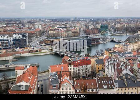 Vue aérienne de l'église Garrison dans la vieille ville de Wroclaw, Pologne - vue sur la rive de la rivière Oder Banque D'Images