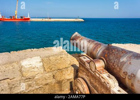 Vieux canon sur la Bastione Santa Maria à Monopoli Apulia Italie Banque D'Images