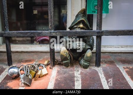 Figurine de prisonnier nain sur la fenêtre de l'ancienne prison de la ville historique sur la vieille ville de Wroclaw dans la région de Silésie en Pologne Banque D'Images