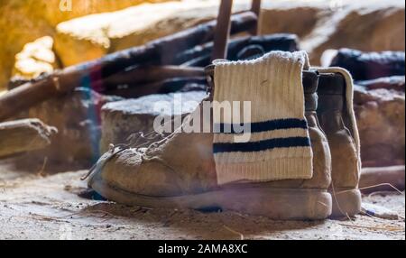 chaussures de montagne typiques avec une chaussette blanche en elle, équipement de survie de base Banque D'Images