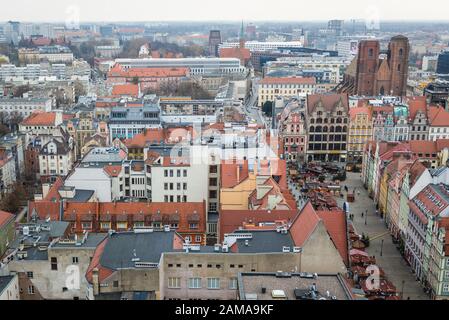 Vue panoramique de l'église Garrison dans la vieille ville de Wroclaw, Pologne - église St Mary Magdalene sur le côté droit Banque D'Images