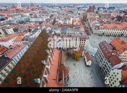 Vieille ville vue de la tour d'observation de l'église Garrison à Wroclaw, région de Silésie en Pologne Banque D'Images