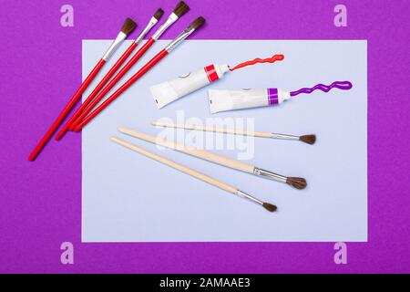 concept de conception. les brosses pour aquarelles et les peintures aquarelles se trouvent sur la toile de la table. Banque D'Images