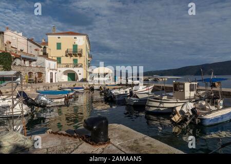 Valun, Island Cres, Croatie - 1 janvier 2020: Vieille ville et port de Valun.C'est un petit village de pêcheurs sur l'île Cres dans le golfe de kvarner à croa Banque D'Images