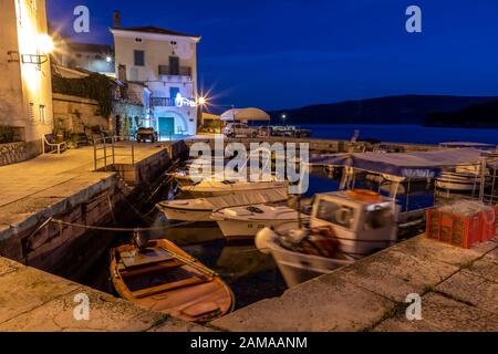 Valun, Island Cres, Croatie - 31 décembre 2019: Soirée dans la vieille ville de Valun. C'est un petit village de pêcheurs sur l'île Cres dans le golfe de kvarner Banque D'Images