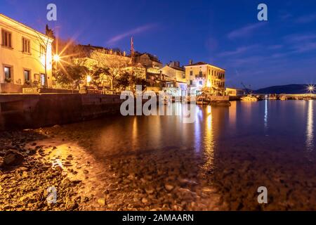 Valun, Island Cres, Croatie - 31 décembre 2019: Soirée dans la vieille ville de Valun. C'est un petit village de pêcheurs sur l'île Cres dans le golfe de kvarner Banque D'Images