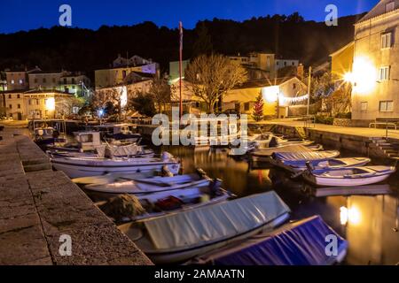 Valun, Island Cres, Croatie - 31 décembre 2019: Soirée dans la vieille ville de Valun. C'est un petit village de pêcheurs sur l'île Cres dans le golfe de kvarner Banque D'Images