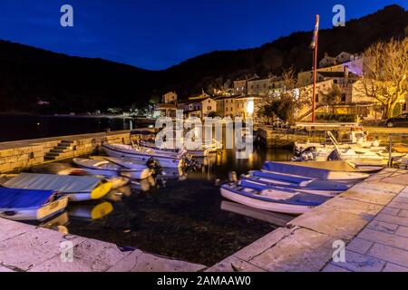 Valun, Island Cres, Croatie - 31 décembre 2019: Soirée dans la vieille ville de Valun. C'est un petit village de pêcheurs sur l'île Cres dans le golfe de kvarner Banque D'Images