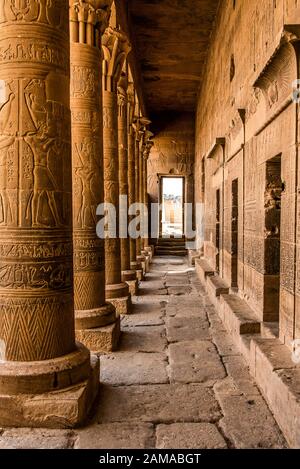 Colonnes dans le temple d'Isis de Philae à son emplacement actuel sur l'île d'Agilkia dans le lac Nasser, Egypte. Banque D'Images