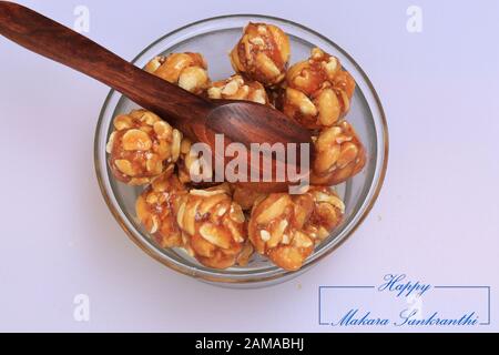 Til Gul ou sésame sucré Laddu pour festival indien Makar Sankranti over white background Banque D'Images