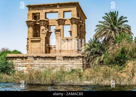 Le temple d'Isis de Philae à son emplacement actuel sur Agilkia Island dans le lac Nasser, en Egypte Banque D'Images