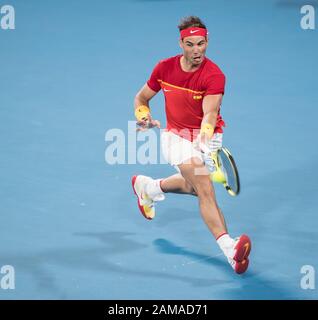 (200112) -- SYDNEY, le 12 janvier 2020 (Xinhua) -- Rafael Nadal, de l'Espagne, rivalise avec Novak Djokovic, de Serbie, lors de la finale de la coupe ATP entre l'Espagne et la Serbie à Sydney, en Australie, le 12 janvier 2020. (Xinhua/Zhu Hongye) Banque D'Images