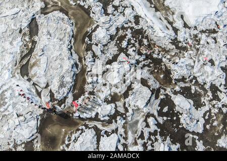 Panjin, Province Chinoise De Liaoning. 12 janvier 2020. Photo prise avec un drone UAV montre aux participants marcher sur la route de randonnée couverte de glace pendant un événement de randonnée sur glace à Panjin, dans le nord-est de la province de Liaoning en Chine, le 12 janvier 2020. Crédit: Pan Yulong/Xinhua/Alay Live News Banque D'Images