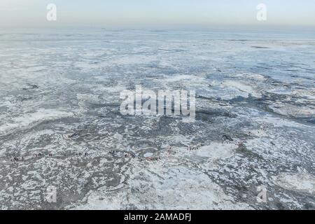 Panjin, Province Chinoise De Liaoning. 12 janvier 2020. Photo prise avec un drone UAV montre aux participants marcher sur la route de randonnée couverte de glace pendant un événement de randonnée sur glace à Panjin, dans le nord-est de la province de Liaoning en Chine, le 12 janvier 2020. Crédit: Pan Yulong/Xinhua/Alay Live News Banque D'Images