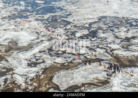 Panjin, Province Chinoise De Liaoning. 12 janvier 2020. Photo prise avec un drone UAV montre aux participants marcher sur la route de randonnée couverte de glace pendant un événement de randonnée sur glace à Panjin, dans le nord-est de la province de Liaoning en Chine, le 12 janvier 2020. Crédit: Pan Yulong/Xinhua/Alay Live News Banque D'Images