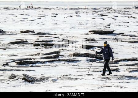 Panjin, Province Chinoise De Liaoning. 12 janvier 2020. Un participant marche sur la route de randonnée couverte de glace lors d'un événement de randonnée sur glace à Panjin, dans la province de Liaoning, dans le nord-est de la Chine, le 12 janvier 2020. Crédit: Pan Yulong/Xinhua/Alay Live News Banque D'Images