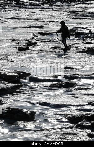 Panjin, Province Chinoise De Liaoning. 12 janvier 2020. Un participant marche sur la route de randonnée couverte de glace lors d'un événement de randonnée sur glace à Panjin, dans la province de Liaoning, dans le nord-est de la Chine, le 12 janvier 2020. Crédit: Pan Yulong/Xinhua/Alay Live News Banque D'Images