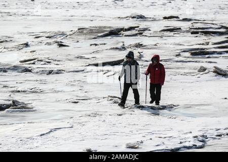 Panjin, Province Chinoise De Liaoning. 12 janvier 2020. Les participants marchent sur la route de randonnée couverte de glace lors d'un événement de randonnée sur glace à Panjin, dans la province de Liaoning, dans le nord-est de la Chine, le 12 janvier 2020. Crédit: Pan Yulong/Xinhua/Alay Live News Banque D'Images