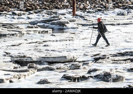 Panjin, Province Chinoise De Liaoning. 12 janvier 2020. Un participant marche sur la route de randonnée couverte de glace lors d'un événement de randonnée sur glace à Panjin, dans la province de Liaoning, dans le nord-est de la Chine, le 12 janvier 2020. Crédit: Pan Yulong/Xinhua/Alay Live News Banque D'Images