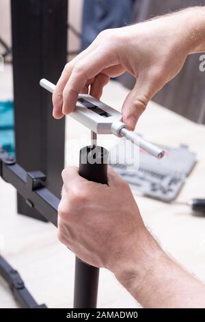 Dispositif manuel mécanique pour la fabrication de filetages dans une vis. Accessoires pour le travail des métaux. Enfilage dans le trou Banque D'Images