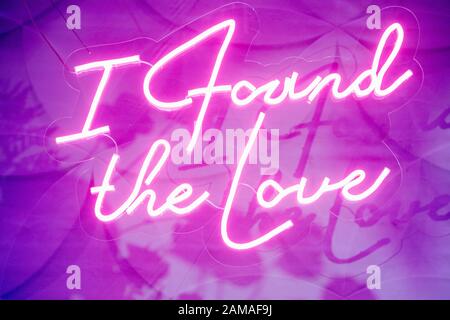 J'ai trouvé l'amour. Signe néon écrit avec des lettres roses allumées sur fond rose Banque D'Images