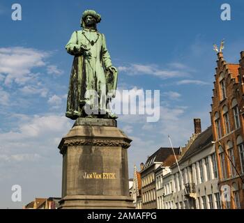 Statue du peintre flamand Jan Van Eyck dans une rue de la ville belge de Bruges Banque D'Images