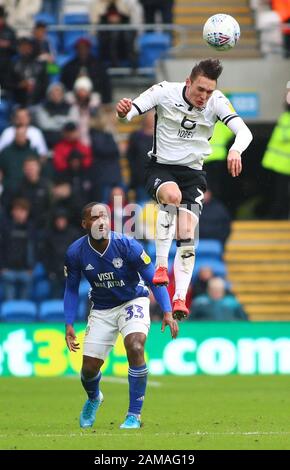 Cardiff, Pays de Galles, Royaume-Uni. 12 janvier 2020. 12 janvier 2020; Cardiff City Stadium, Cardiff, Glamourgan, Pays de Galles; championnat d'anglais Football, Cardiff City versus Swansea City; Connor Roberts de Swansea City laisse le ballon À la tête - Usage Strictement éditorial Seulement. Aucune utilisation avec des contenus audio, vidéo, données, listes de structures, logos de clubs/ligues ou services en direct non autorisés. En ligne en correspondance utilisez limité à 120 images, pas d'émulation vidéo. Aucune utilisation dans les Paris, les jeux ou les publications d'un club/ligue/joueur crédit: Action plus Sports Images/Alay Live News Banque D'Images