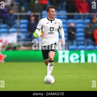 Cardiff, Pays de Galles, Royaume-Uni. 12 janvier 2020. 12 janvier 2020; Cardiff City Stadium, Cardiff, Glamourgan, Pays de Galles; English Championship Football, Cardiff City versus Swansea City; Connor Roberts de Swansea City cherche des options comme Swansea City aller de l'avant - Strictement usage éditorial Seulement. Aucune utilisation avec des contenus audio, vidéo, données, listes de structures, logos de clubs/ligues ou services en direct non autorisés. En ligne en correspondance utilisez limité à 120 images, pas d'émulation vidéo. Aucune utilisation dans les Paris, les jeux ou les publications d'un club/ligue/joueur crédit: Action plus Sports Images/Alay Live News Banque D'Images