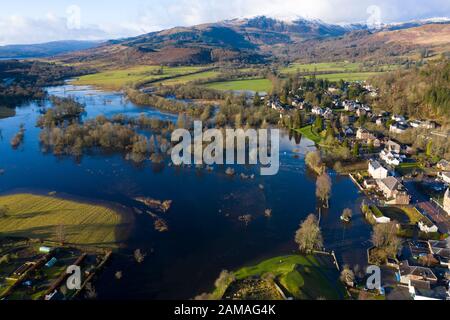 Callander, Écosse, Royaume-Uni. 12 janvier 2020. Une forte pluie le samedi a causé la rupture de la rivière Teith et des inondations dans la ville de Callander dans les Trossachs, Stirlingshire. Les parkings et les biens adjacents à la rivière dans le centre-ville étaient sous plusieurs pieds d'eau. Stirlingshire Iain Masterton/Alay Live News Banque D'Images