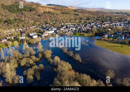 Callander, Écosse, Royaume-Uni. 12 janvier 2020. Une forte pluie le samedi a causé la rupture de la rivière Teith et des inondations dans la ville de Callander dans les Trossachs, Stirlingshire. Les parkings et les biens adjacents à la rivière dans le centre-ville étaient sous plusieurs pieds d'eau. Stirlingshire Iain Masterton/Alay Live News Banque D'Images