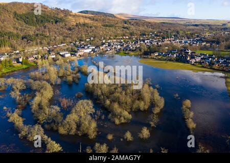 Callander, Écosse, Royaume-Uni. 12 janvier 2020. Une forte pluie le samedi a causé la rupture de la rivière Teith et des inondations dans la ville de Callander dans les Trossachs, Stirlingshire. Les parkings et les biens adjacents à la rivière dans le centre-ville étaient sous plusieurs pieds d'eau. Stirlingshire Iain Masterton/Alay Live News Banque D'Images