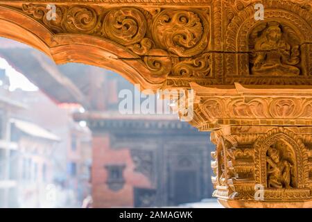 Pilier décoratif en bois sculpté du temple, place Bhaktapur Durbar, vallée de Katmandou, Népal Banque D'Images