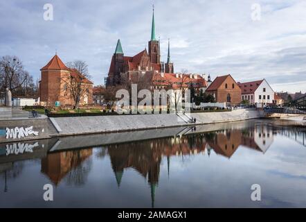 Églises sur Ostrow Tumski, partie la plus ancienne de la ville de Wroclaw, vue de Sand Island sur la rivière Oder, région de Silésie en Pologne Banque D'Images