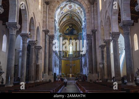 Choeur avec le Christ Pantocrator mosaïque dans la Cathédrale Basilique de la Transfiguration à Cefalu ville italienne située sur l'île de Sicile, Italie Banque D'Images