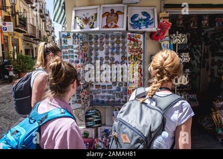 Touristes sur la vieille ville de Cefalu situé sur la côte Tyrrhénienne de Sicile, Italie Banque D'Images